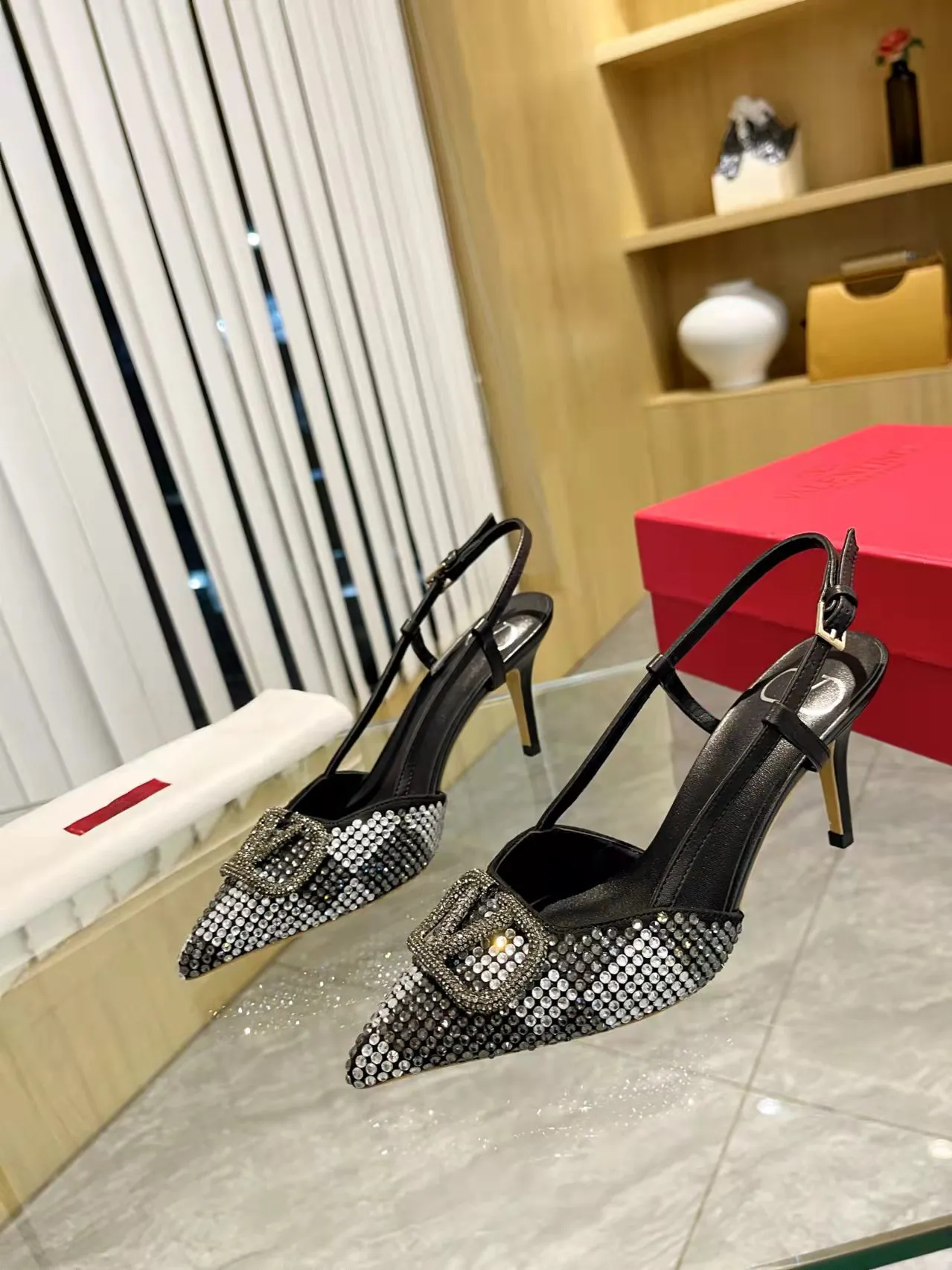 👟👟Ex-factory price 440👟👟 Genuine leather sole + 40 Kloesch diamond buckle Valentino.Valentino big v buckle single shoes ㊙️Latest series of counter genuine version with perfect details. Authentic products are made one to one. All details are consistent with genuine ones. The upper foot is very pedicure type. The key point is that it is very good and easy to control. It does not wear the feet and does not tire the feet. It is a walking artifact. The last shape is completely compared to the counter. The details are perfect. It is impossible to make such an exquisite product without the original version. Exclusive molded brass color. The highest version on the market. Fabric: imported sheepskin, lining and foot pads are all sheepskin. Color: 13 colors available. Sizes (34 to 42). Customized size 34 and 42. Non-returnable and non-exchangeable. Heel height: 7CM. Rubber sole. Genuine leather sole +40